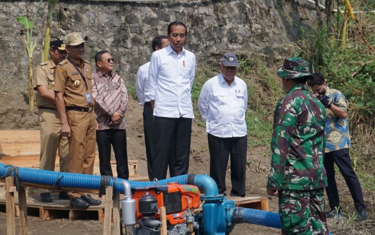 Presiden Joko Widodo meninjau program pompanisasi pengairan lahan pertanian, di Desa Krendowahono, Kecamatan Gondangrejo, Kabupaten Karanganyar, Rabu (19/6/2024).