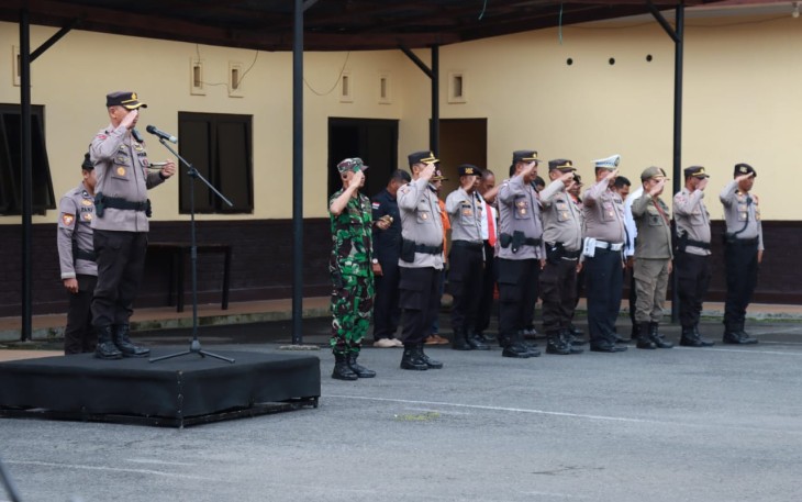 Kapolres Ngada AKBP Padmo Arianto, S.I.K, Selaku Inspektur Apel Gelar Pasukan Siaga Bencana Turangga 2024, Diwilayah Kabupaten Ngada, Bertempat dilapangan Apel Mapolres Ngada, Bajawa Kabupaten Ngada-NTT, Kamis 04 Januari 2024, Pukul 09.30 WITA