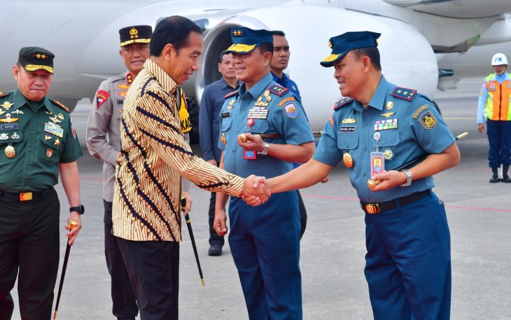  Komandan Pusat Penerbangan TNl Angkatan Laut (Danpuspenerbal), Laksda TNl Sisyani Jaffar turut menyambut kedatangan dan mengantar keberangkatan Presiden Rl Joko Widodo  di VVlP Bandara Juanda dalam rangka kunjungan kerja sehari di Surabaya, Senin (15/1/2024)