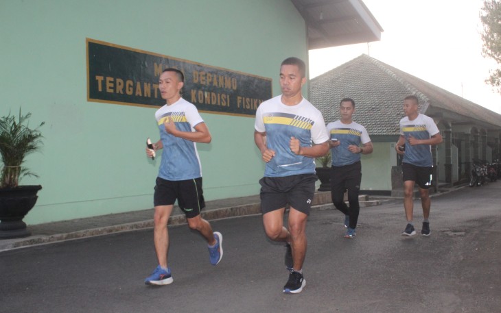 Prajurit Menarmed 2 Kostrad Laksanakan Lari Gembira