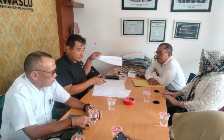 Tim advokasi hukum pasangan calon bupati ASRI  melaporkan peristiwa perusakan APK ke Bawaslu Blora