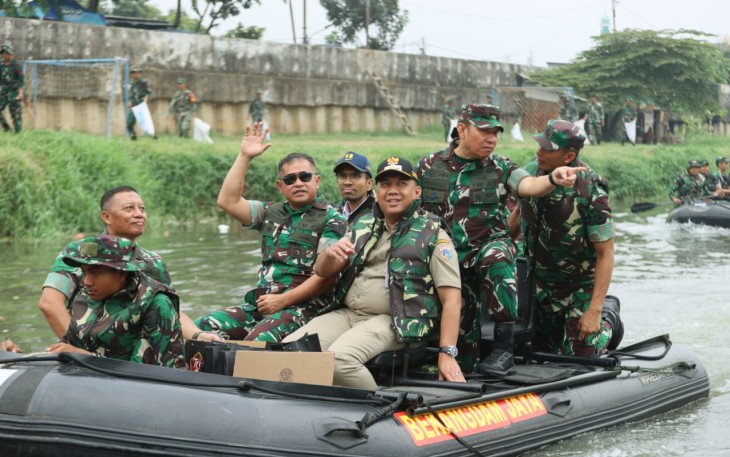 Kepala Staf Angkatan Darat (Kasad) Jenderal TNI Maruli Simanjuntak, M.Sc. memimpin ribuan prajurit TNI dalam kegiatan karya bakti pembersihan Sungai Ciliwung yang diberi tajuk “Ciliwung Bening”. Kegiatan yang dipusatkan di wilayah Tambora, Jakarta Barat, pada Minggu (13/10/2024)