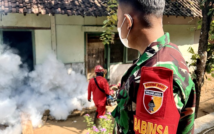Babinsa Ramil 0801/01 Pacitan Dampingi Fogging di Wilayah Binaan