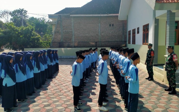 Babinsa Desa Joho Berikan Pelatihan PBB dan Dasar Kepemimpinan Bagi Siswa-siswi SMP Alkautsar