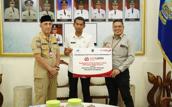 Bank Jatim Salurkan CSR Pengecatan Dinding Gor Sultan Abdul Kadirun ke Pemkab Bangkalan 