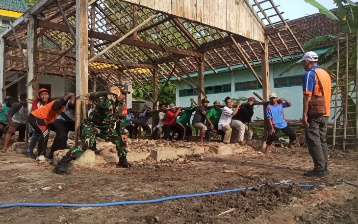 Anggota Koramil 01 Ngawi Kodim 0805/Ngawi Sertu Budi  bersama warga Desa Watualang melaksanakan kegiatan gotong royong pemindahan rumah Bpk Sumitro di Dusun Gemarang Timur Rt 02 Rw 09 Desa Watualang Kecamatan Ngawi, Kamis (26/12/2024)