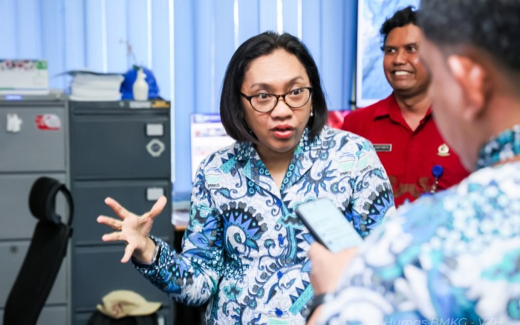 Deputi Bidang Geofisika BMKG, Nelly Florida, bersama Direktur Gempa Bumi dan Tsunami, Daryono serta tim jajarannya melakukan inspeksi terhadap sejumlah alat pemantauan gempa bumi dan tsunami di Bali