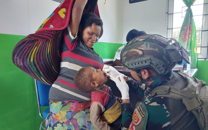 Satgas TNI Bekerjasama dengan Puskesmas Sinak Gelar Imunisasi Polio 