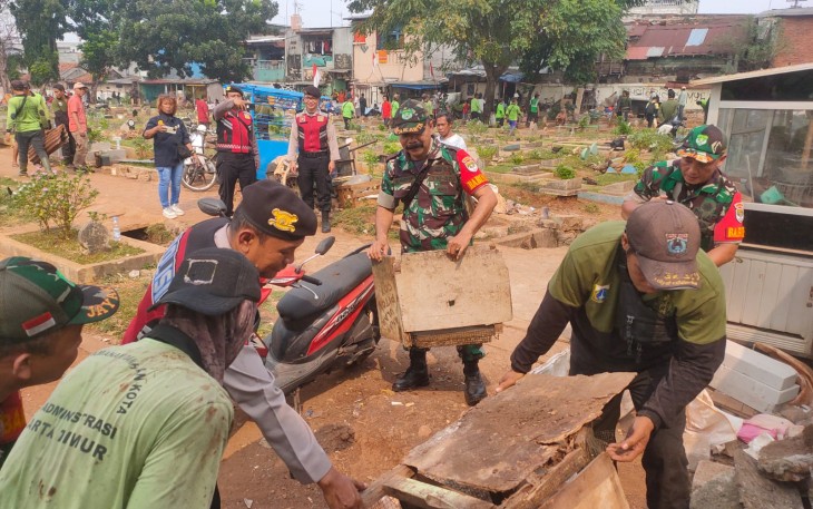 Koramil 01/Jatinegara bersama Polsek dan Sudin Pertamanan Bersihkan Taman Bermain