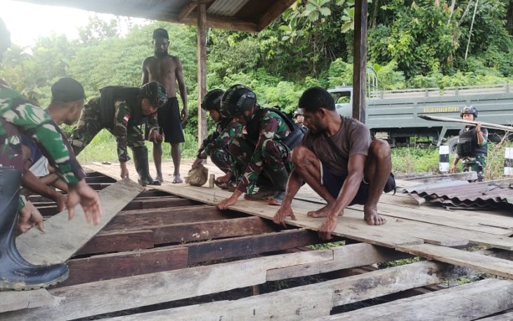 Sebagai wujud kepedulian akan kesulitan warga diperbatasan, Pos Unggalom Satgas Yonif 310/KK bantu bangun rumah Bapak Simson (35) warga Kampung Unggalom, Distrik Web, Kabupaten Keerom, Papua, Jumat (5/1/2024)