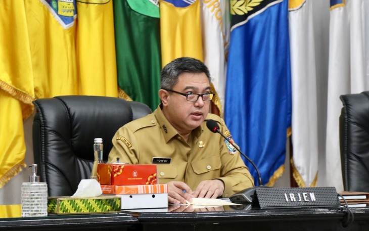 Irjen Kemendagri Tomsi Tohir saat mempimpin Rakor Pengendalian Inflasi yang dirangkaikan dengan Penyelenggaraan Layanan Pemerintah Daerah kepada Penyandang Disabilitas secara hybrid di Gedung Sasana Bhakti Praja (SBP), Kantor Pusat Kemendagri, Jakarta, Senin (5/2/2024).