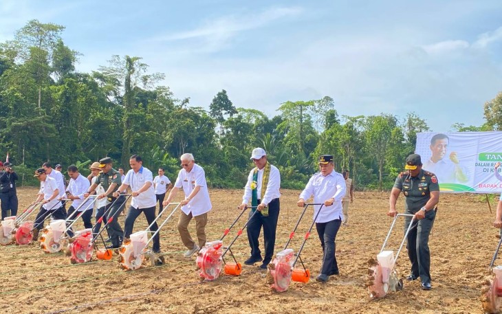 Danrem 143/HO Dampingi Menteri Pertanian Laksanakan Penanaman Perdana Kelapa Genjah dan Jagung