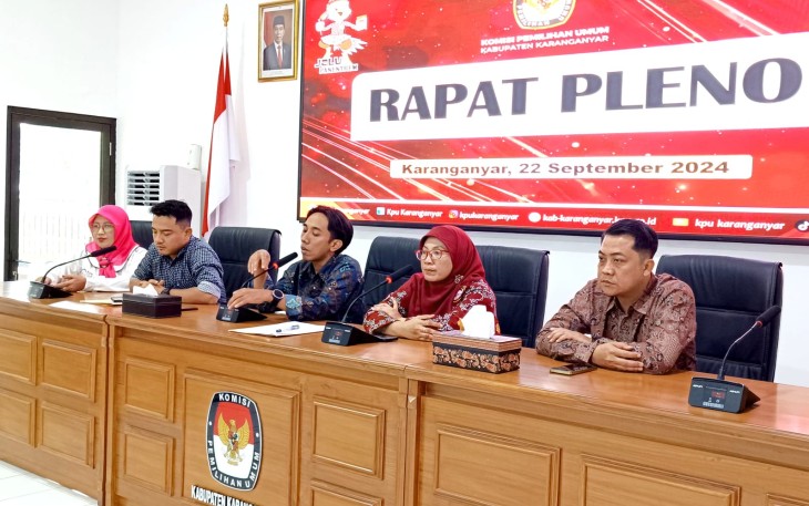 KPU Karanganyar menggelar rapat pleno penetapan pasangan calon (Paslon) Bupati dan Wakil Bupati Karanganyar 2024, Minggu (22/9/2024).