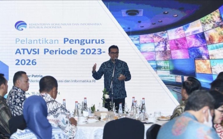 Wamenkominfo Nezar Patria saat menghadiri Pelantikan Pengurus ATVSI Periode 2023-2026 di Hotel Sultan Jakarta Pusat, Selasa (16/01/2024).