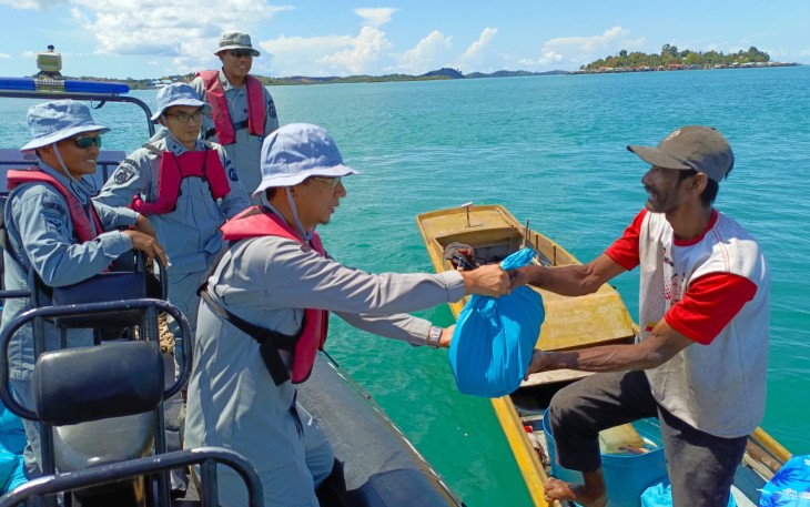 Pangkalan Bakamla Batam Bagikan Sembako Untuk Nelayan