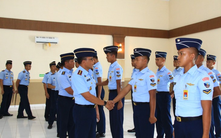Dandepohar 30 Kolonel Tek MD. Riswanto, M.I.Pol., M.M., memimpin upacara penutupan Latihan Keterampilan (Latker) I Teknisi Elektronika dan Mekanika (TEM) C-130 di Gedung Suratman Dharma, Depo Pemeliharaan 30, Lanud Abd Saleh,  Malang, Jawa Timur, Selasa (13/02/2024)