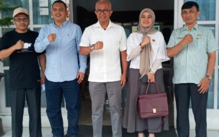 Ketua Bawaslu Pasaman, Rini Juita, M.A., Divisi Hukum, Pencegahan, Pengawasan, dan Partisipasi Masyarakat, bersama Koordinator Sekretariat Bawaslu Pasaman, Al Ikhwan, mengunjungi Pjs. Bupati Pasaman, Edi Dharma, di kediaman rumah dinas pada Minggu, 29/09/2024