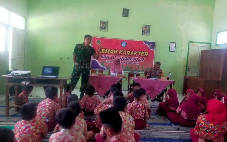 Anggota Koramil 0803/02 Madiun Adakan Sosialisasi Bullying dan Pembentukan Karakter di SDN Tulungrejo 2