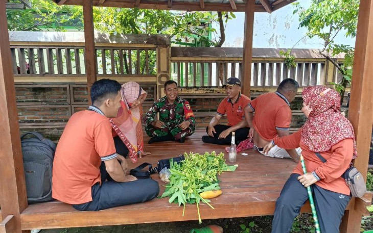 Babinsa Koramil 0805/14 Bringin Kodim 0805/Ngawi Serda Saiful anwar melaksanakan sambang ke wilayah binaan guna menjalin kedekatan dengan warga masyarakat sekaligus mengajak untuk menjaga situasi kondisi Kamtibmas (Kemananan Ketertiban Masyarakat) bertempat di Dusun Bringin, Desa Bringin Kecamatan Bringin, Minggu (22/12/2024)