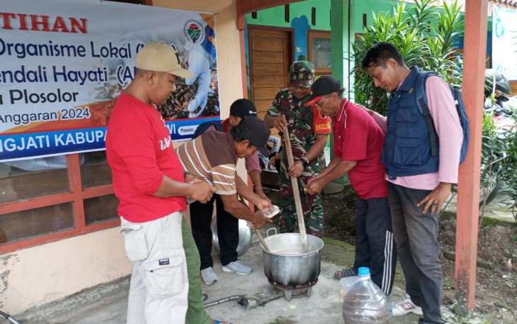 Babinsa Karangjati Lakukan Pendampingan Pembuatan Pupuk Organik POC