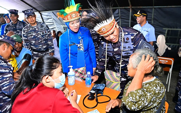 Pangkoarmada III Mengikuti Makan Siang Bergizi Dengan Pelajar dan Masyarakat Papua di Raja Ampat