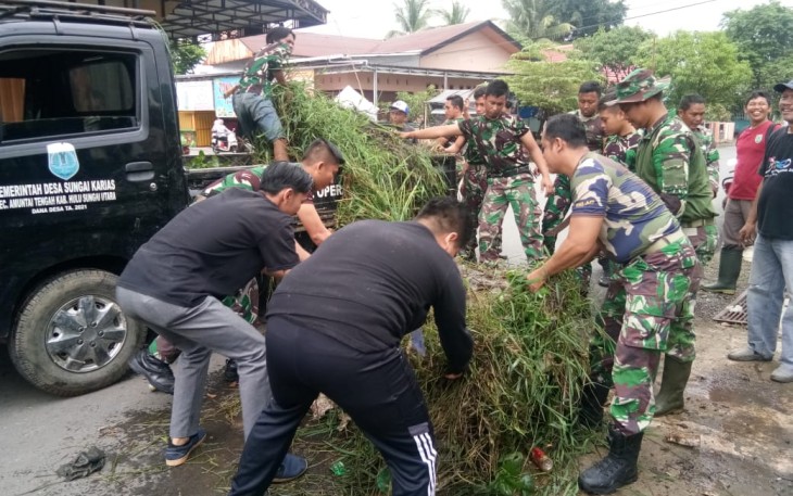 Koramil 1001-07/Amuntai Tengah Karya Bakti Bersihkan Irigasi