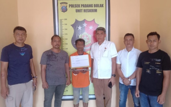 Tersangka dan barang bukti diamankan Kanit Reskrim Polsek Padang Bolak, Iptu Aswin Manurung, SH. Untuk pemeriksaan lebih lanjut