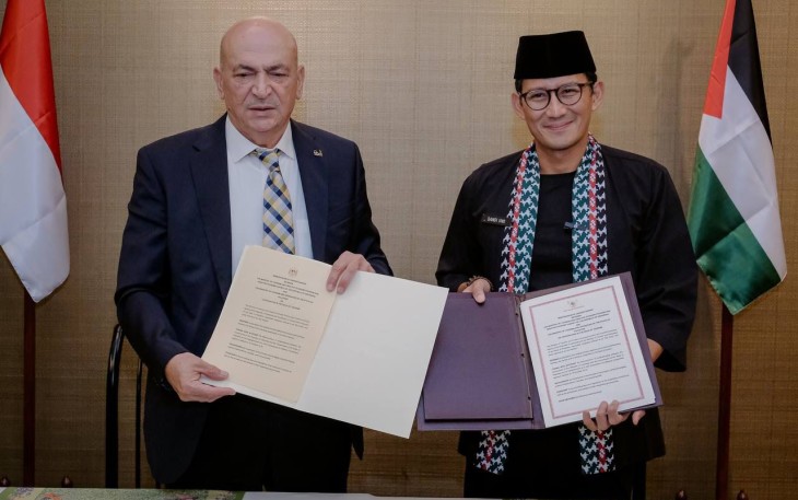 Penandatanganan Kesepahaman Bersama (MoU) antara Menteri Pariwisata dan Ekonomi Kreatif/Kepala Badan Pariwisata dan Ekonomi Kreatif (Menparekraf/Kabaparekraf) Sandiaga Salahuddin Uno dengan Menteri Pariwisata dan Kepurbakalaan Palestina, Hani Naji Abdalmasih Al-Hayek, di Meradelima Resto, Jakarta Selatan, Rabu (4/9/2024).
