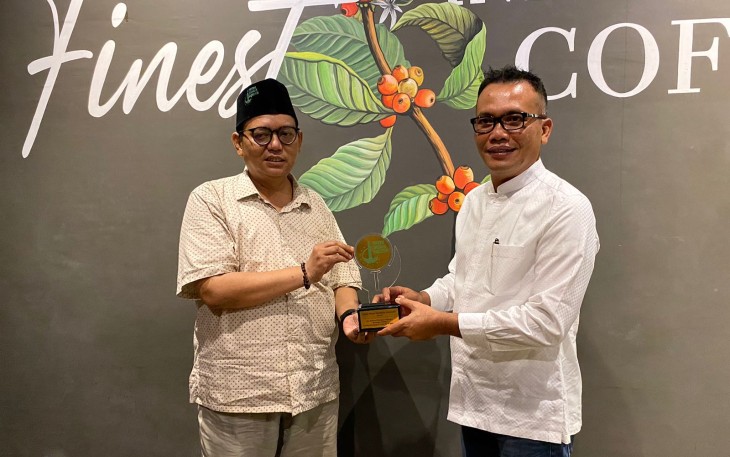 Pengurus Forkom Jurnalis Nahdliyin saat menyerahlan apresiasi Tokoh Muda Nahdliyin Inspiratif 2023 kepada Rahmat Hidayat Pulungan. foto: istimewa