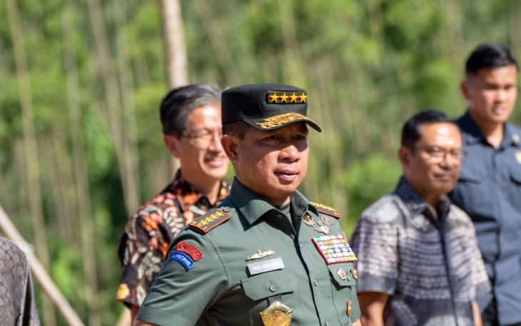 Panglima TNI Jenderal TNI Agus Subiyanto mendampingi Presiden RI Joko Widodo melakukan peninjauan sekaligus pencanangan kawasan Wanagama Nusantara yang berada di Zona Rimba Kota B