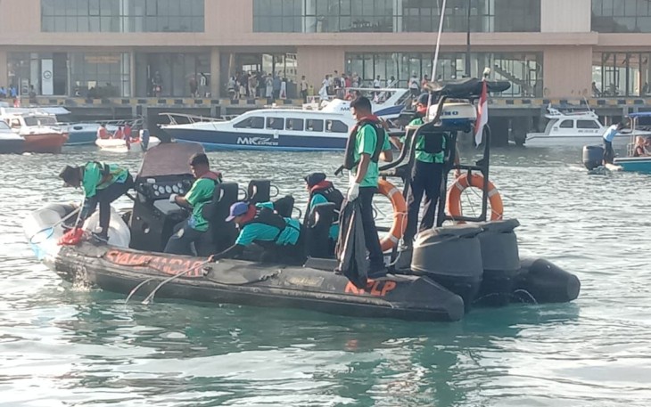 Team KSOP Labuan Bajo saat memungut sampah di laut