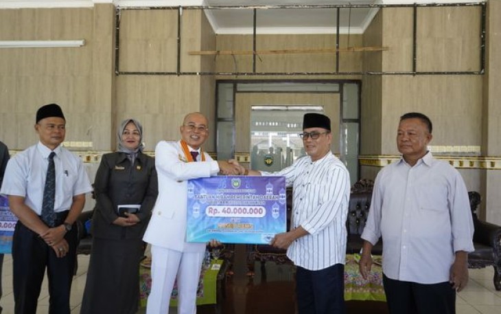 Bupati Gusnan Mulyadi Salurkan Bantuan Hibah Untuk Masjid 