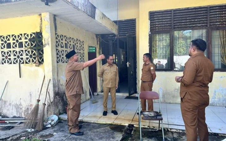 Pj. Bupati Aceh Timur Ir. Mahyuddin, M.Si dalam inspeksi mendadak ke kantor camat turut didampingi Kepala BKPSDM Teuku Didi Farisha, Selasa (30/1/2024). 
