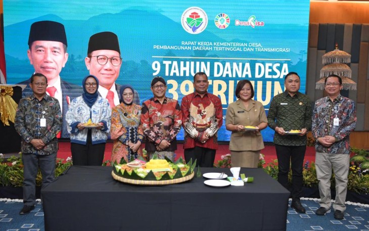 Menteri Desa Pembangunan Daerah Tertinggal dan Transmigrasi Abdul Halim Iskandar saat menggelar peringatan Satu Dasawarsa UU Desa dengan Acara Selamatan dan Pemotongan Tumpeng di Bali, Senin (15/1/2024)