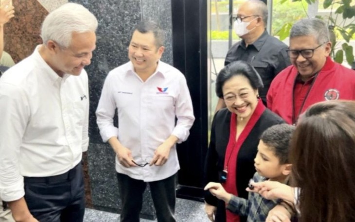 Ketua Umum DPP PDI Perjuangan (PDIP) Prof. Dr. (HC) Megawati Soekarnoputri sempat dihadang oleh siswa SD kelas 2, Edmund Gultom saat hendak mengikuti rapat mingguan dengan Tim Pemenangan Nasional (TPN) Ganjar-Mahfud di Gedung High End, Jakarta, Rabu (3/1/2024)