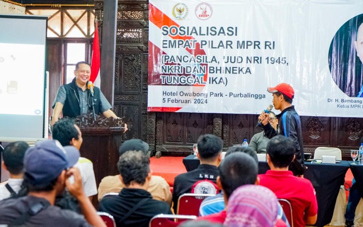 Bamsoet dalam dalam kunjungan hari ke-20 di Dapil-7 Jawa Tengah saat Sosialisasi Empat Pilar MPR RI Bersama Paguyuban Driver Online Purbalingga, Jawa Tengah, Selasa (6/2/24).