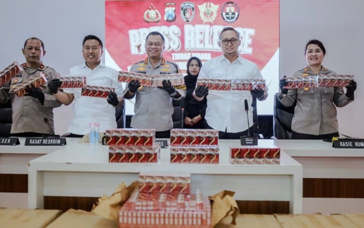 Konferensi pers pengungkapan pengiriman rokok ilegal di Polrestabes Surabaya, Senin (16/12)