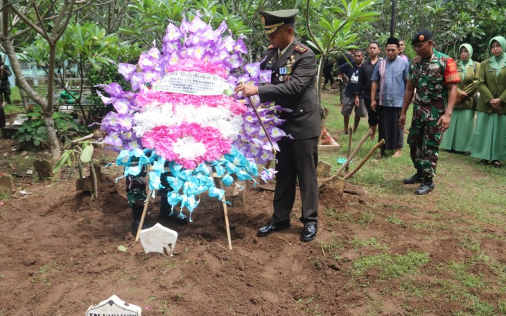 Dandim Madiun saat Pimpin Upacara Pemakaman Militer Alm. Peltu Edi Harianto