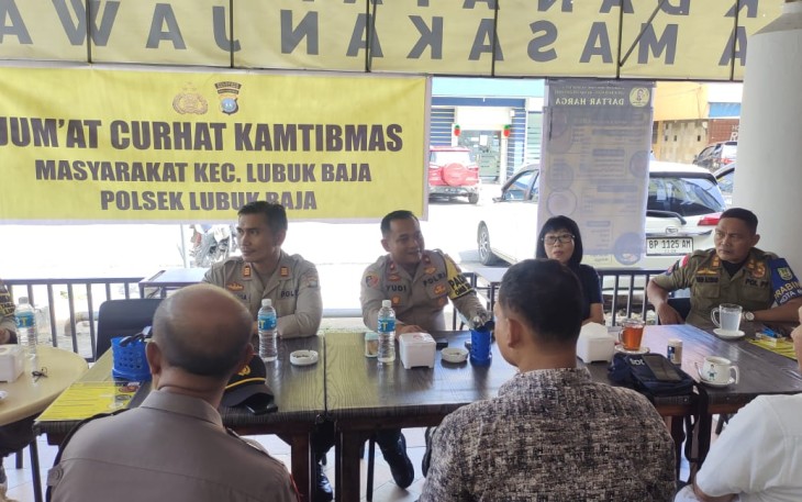 Kapolsek Lubuk Baja Kompol Yudi Arvian, SIK tanggapi dan tindak lanjuti curhat tokoh masyarakat Kec. Sekupang dengan mendengarkan langsung curhat masyarakat Kec. Sekupang bertempat di Warung Sate Pak Kumis Siang Malam, Kelurahan Lubuk Baja Kota, Kecamatan Lubuk Baja, Kota, Jumat (8/3/2024)