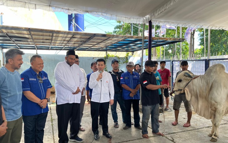 Demokrat Jatim Bagikan Daging  Kurban ke Warga
