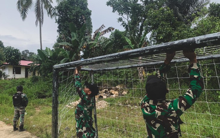  Satgas Yonif 623 Pasang Jaring Gawang
