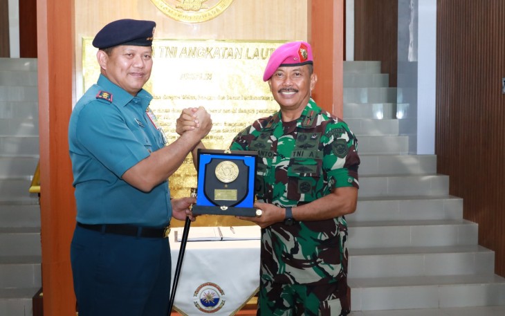 Panglima Komando Armada (Pangkoarmada III) Laksamana Muda TNI Hersan, S.H., M.Si. M.Tr.Opsla menerima Kunjungan Kehormatan atau Courtesy Call (CC) Komandan Resor Militer (Danrem 181/PVT) Brigadir Jenderal TNI Totok Sutriono, S. Sos., M.M., Komandan Pasukan Marinir 3 (Danpasmar-3) Sorong, Brigadir Jenderal TNI (Mar) Sugianto, S.Sos. dan Komandan Pangkalan Utama TNI AL XIV (Danlantamal XIV) Sorong Laksama Pertama TNI Deny Prasetyo yang bertempat di Pacific Room Mako Armada III, Katapop Kabupaten Sorong Papua 