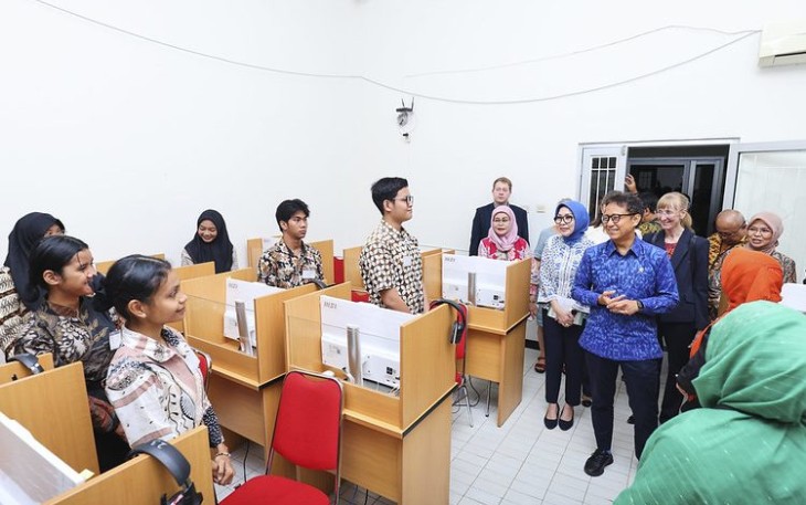 Menkes Budi Gunadi Sadikin saat mengunjungi kelas internasional bahasa Jerman 
