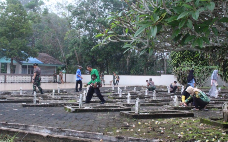 Kodim 1001/HSU-BLG Gelar Karya Bakti Pembersihan Taman Makam Pahlawan