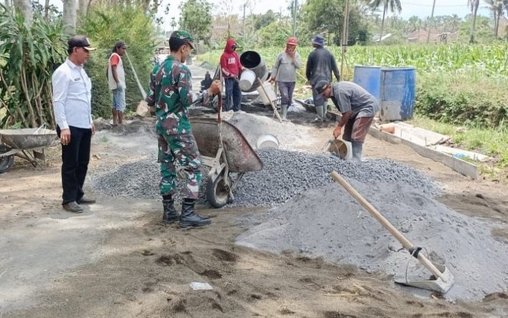Baninsa Koramil 0818/14 Turen Lakukan Pengecoran Jalan