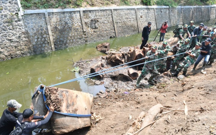 Dandim 0802/Ponorogo dengan penuh semangat ikut menarik potongan kayu besar yang ada di dasar sungai bersama para peserta baik anggota Kodim 0802/Ponorogo maupun masyarakat umum