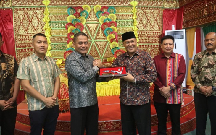 Danrem 012/Teuku Umar Disambut dengan acara Peusijuk di Pendopo Aceh Selatan