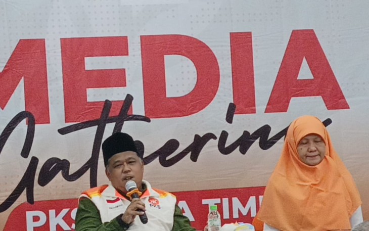 Irwan Setiawan didampingi Reni Astuti Ketua Bidang Humas DPW PKS Jatim pada Minggu ( 17/11/2024 )