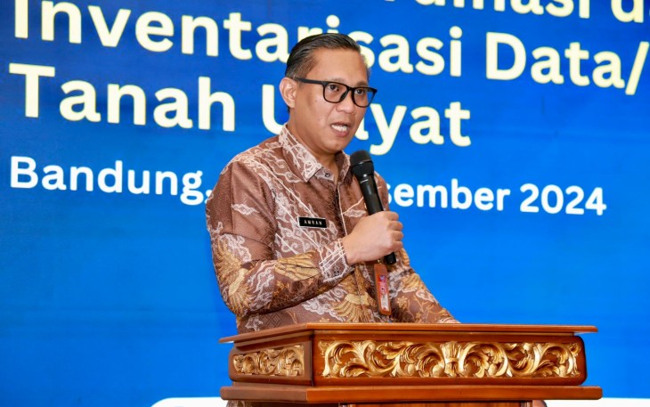 Pelaksana Harian (Plh.) Direktur Jenderal (Dirjen) Bina Administrasi Kewilayahan (Adwil) Kemendagri Amran saat menutup Rapat Koordinasi dan Konsolidasi Inventarisasi Data/Informasi Tanah Ulayat di Hotel Grand Arjuna Bandung, Jawa Barat, Selasa (3/12/2024)