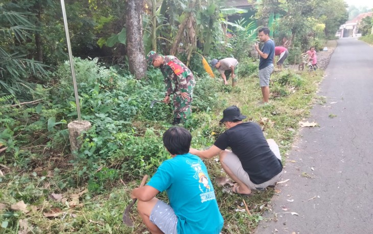 Babinsa Desa Kranggan Bersama Warga Melaksanakan Kerja Bakti Bersihkan Lingkungan
